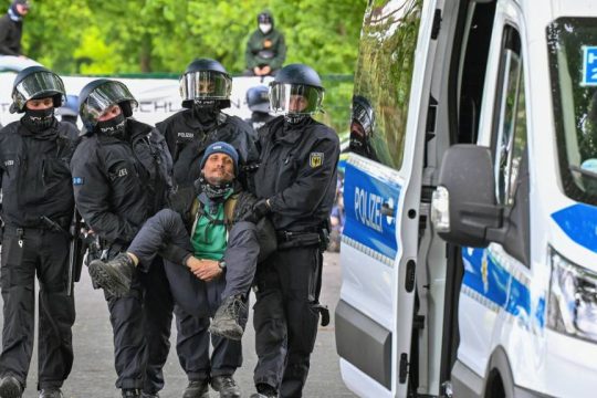 Σύλληψη διαδηλωτή στη Γερμανία